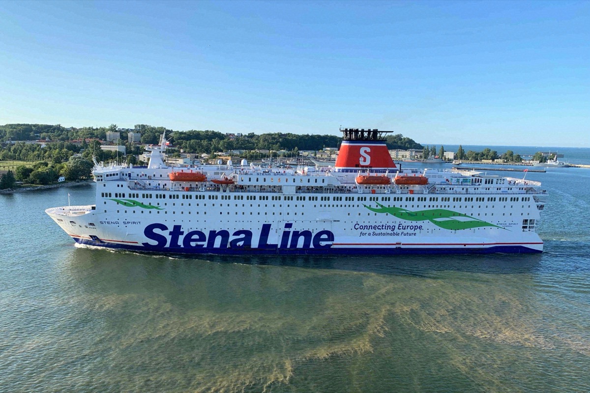 Prom Stena Spirit linii Stena Line wypływa z portu w Gdyni